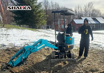 Xiaogang Machinery | Spanish customer purchased a small excavator to do land resting.